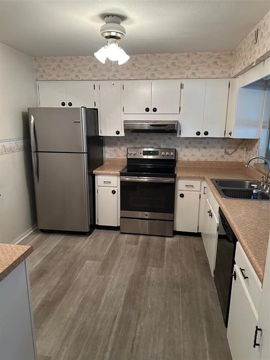 For Sale: $200,000 (2 beds, 2 baths, 1022 Square Feet)