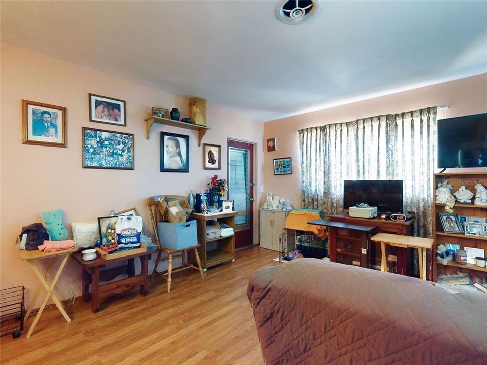 待售: $215,000 (2 贝兹, 1 浴室, 1060 平方英尺)