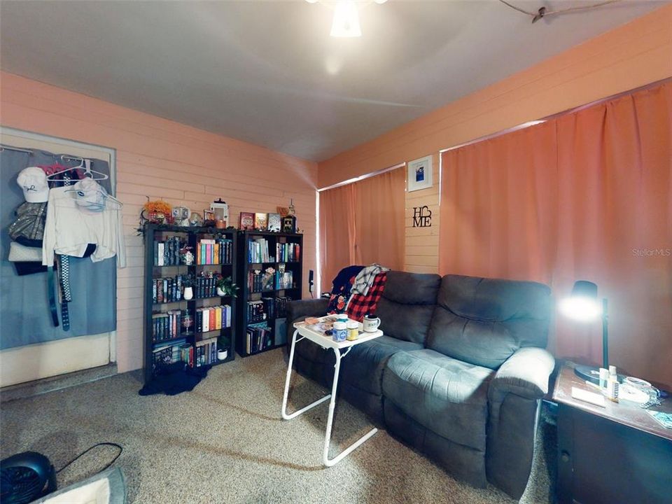 待售: $215,000 (2 贝兹, 1 浴室, 1060 平方英尺)