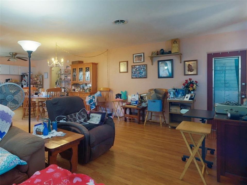 待售: $215,000 (2 贝兹, 1 浴室, 1060 平方英尺)