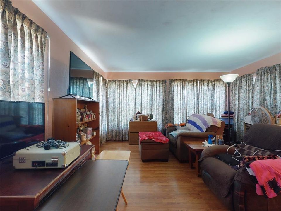 待售: $215,000 (2 贝兹, 1 浴室, 1060 平方英尺)