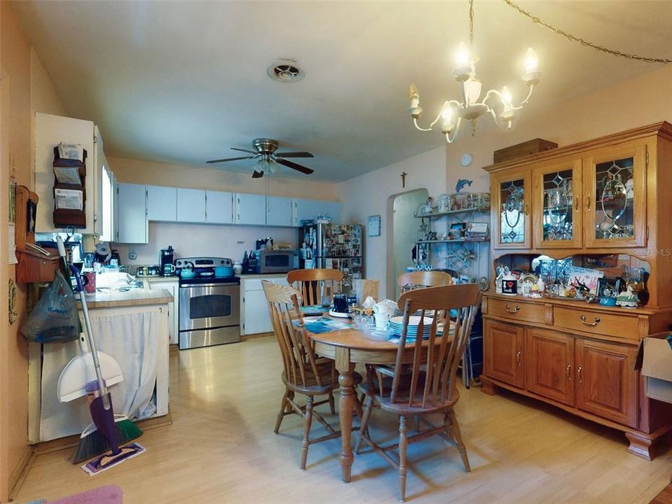 待售: $215,000 (2 贝兹, 1 浴室, 1060 平方英尺)