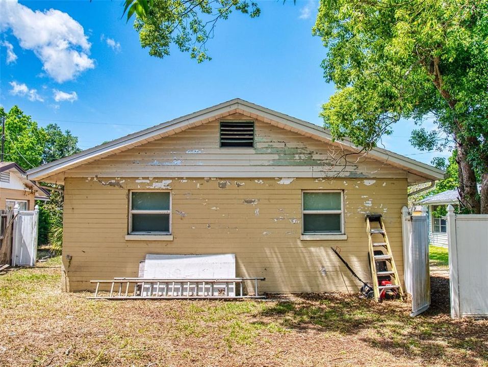 待售: $215,000 (2 贝兹, 1 浴室, 1060 平方英尺)