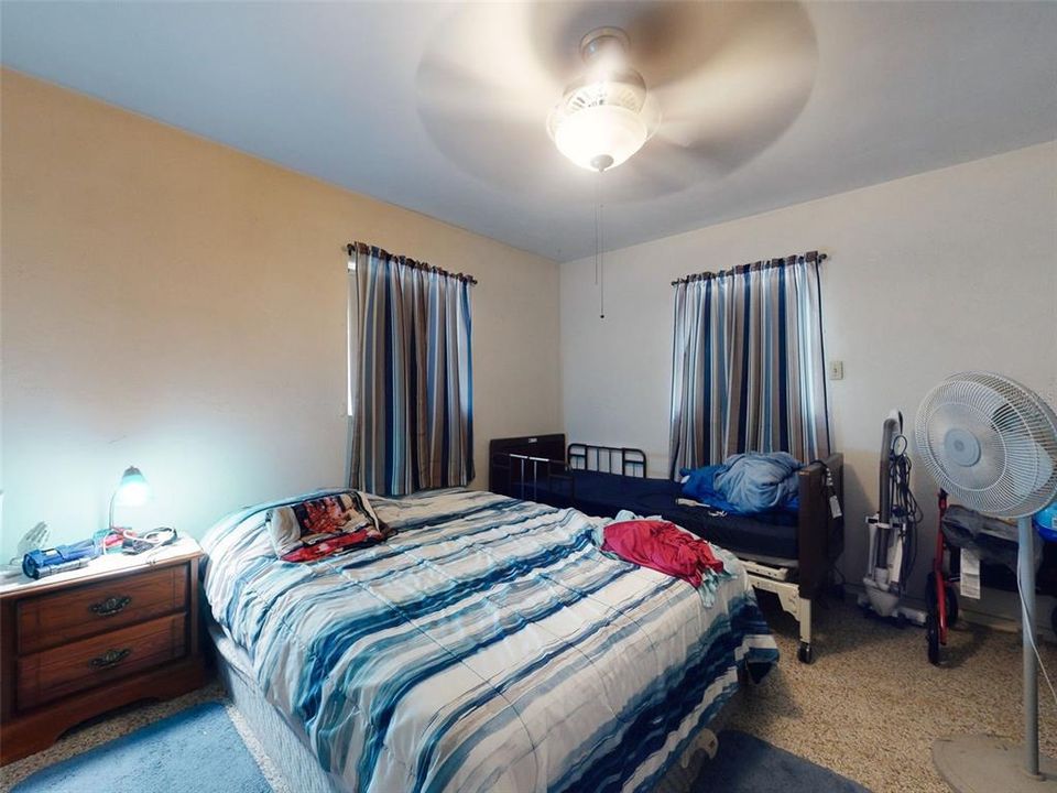 待售: $215,000 (2 贝兹, 1 浴室, 1060 平方英尺)