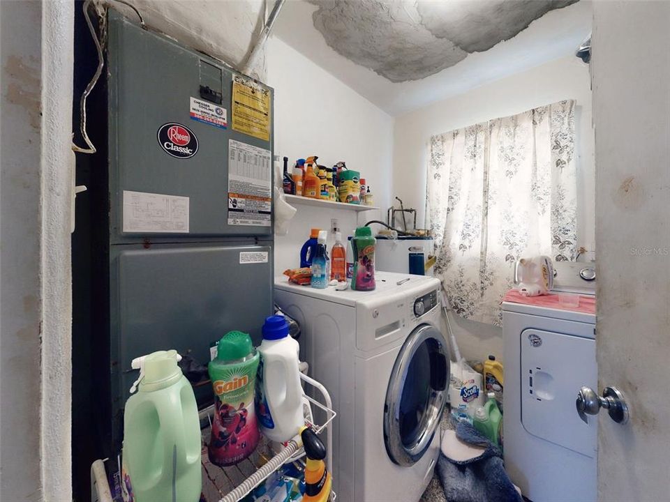 待售: $215,000 (2 贝兹, 1 浴室, 1060 平方英尺)