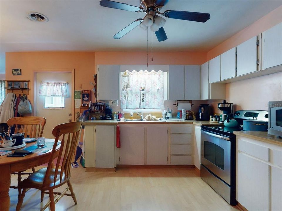 待售: $215,000 (2 贝兹, 1 浴室, 1060 平方英尺)