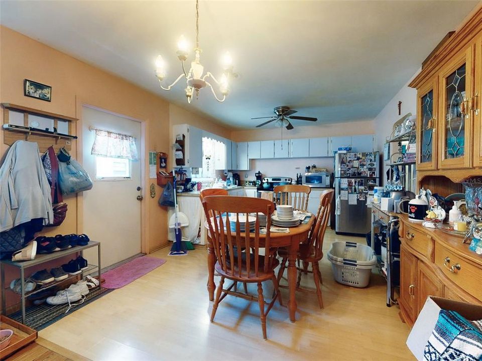 待售: $215,000 (2 贝兹, 1 浴室, 1060 平方英尺)