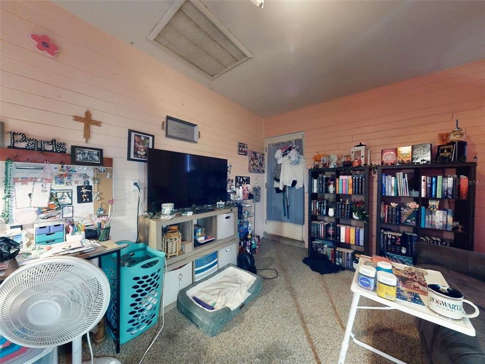 待售: $215,000 (2 贝兹, 1 浴室, 1060 平方英尺)