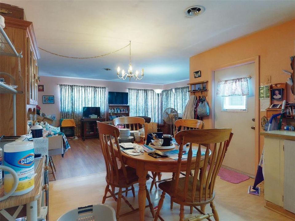 待售: $215,000 (2 贝兹, 1 浴室, 1060 平方英尺)