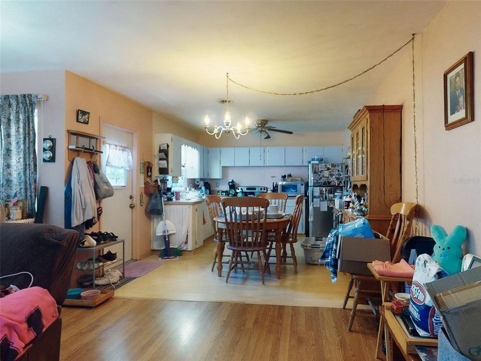 待售: $215,000 (2 贝兹, 1 浴室, 1060 平方英尺)