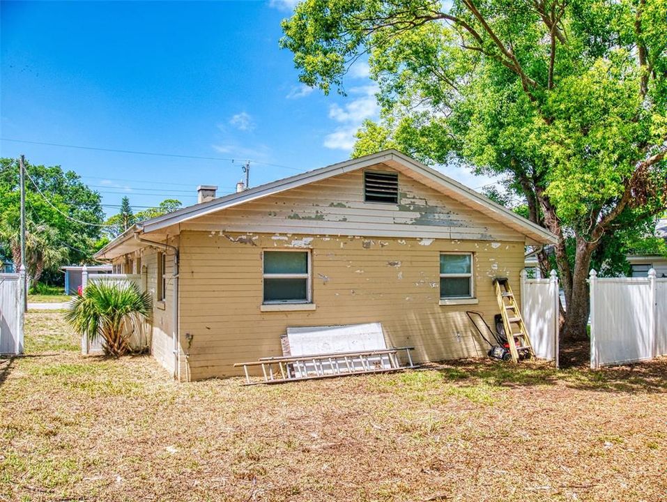 待售: $215,000 (2 贝兹, 1 浴室, 1060 平方英尺)