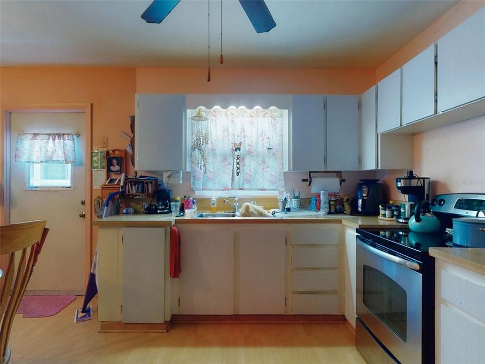 待售: $215,000 (2 贝兹, 1 浴室, 1060 平方英尺)