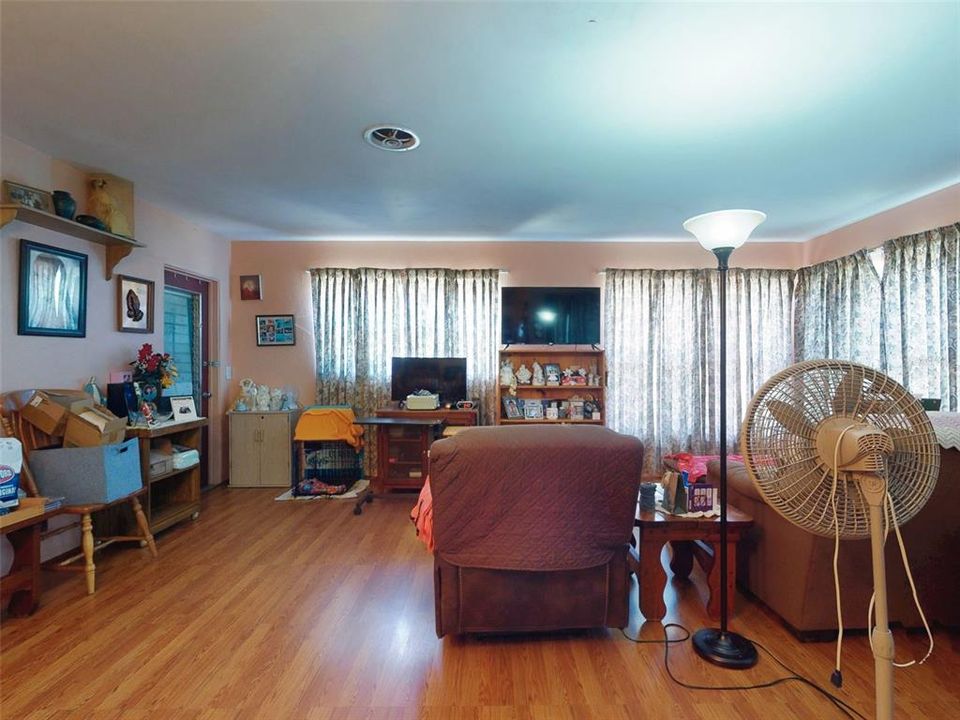 待售: $215,000 (2 贝兹, 1 浴室, 1060 平方英尺)