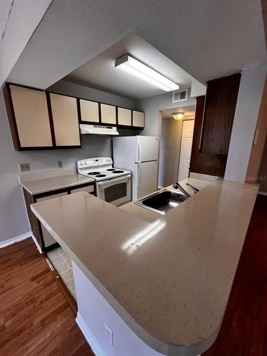 Active With Contract: $1,200 (1 beds, 1 baths, 673 Square Feet)