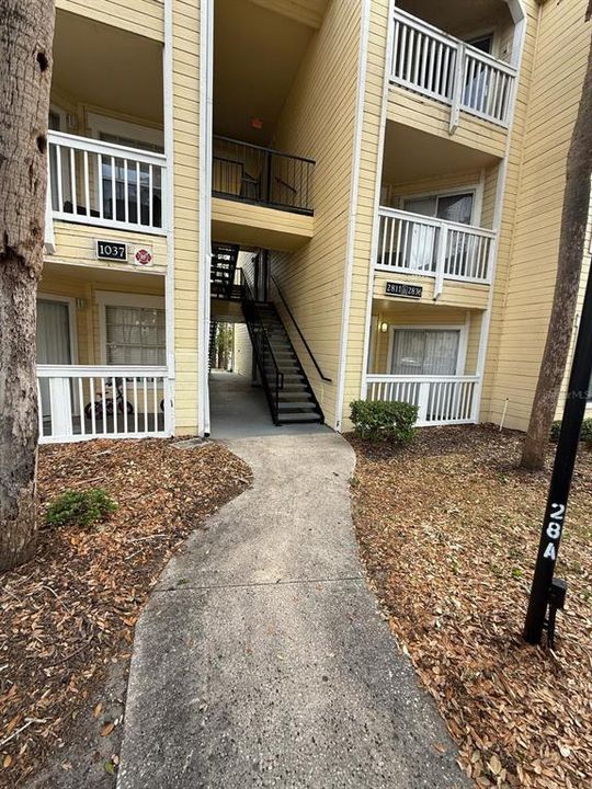 Active With Contract: $1,200 (1 beds, 1 baths, 673 Square Feet)
