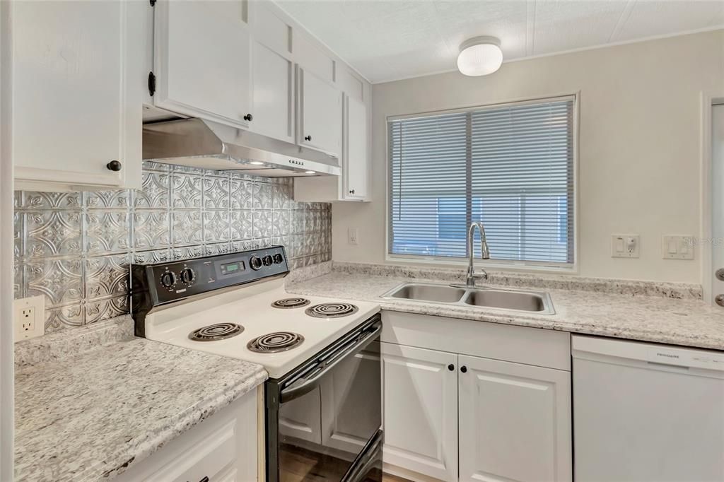 For Sale: $249,900 (2 beds, 2 baths, 1104 Square Feet)