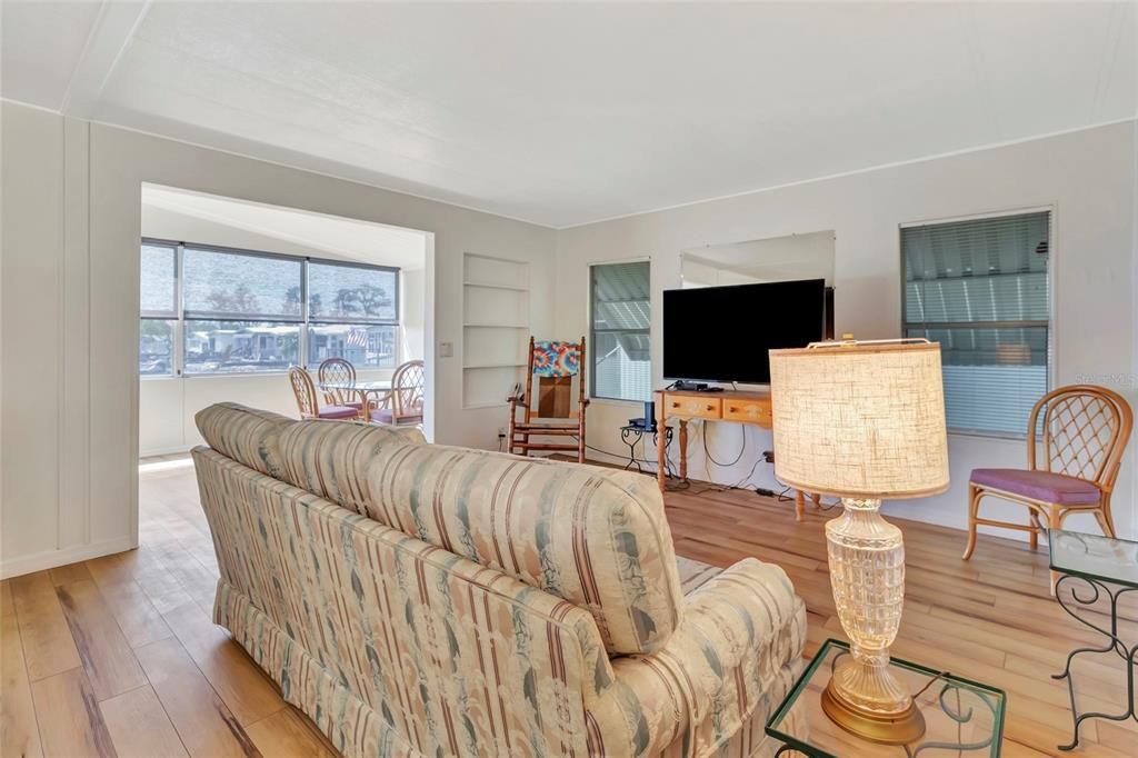 For Sale: $249,900 (2 beds, 2 baths, 1104 Square Feet)