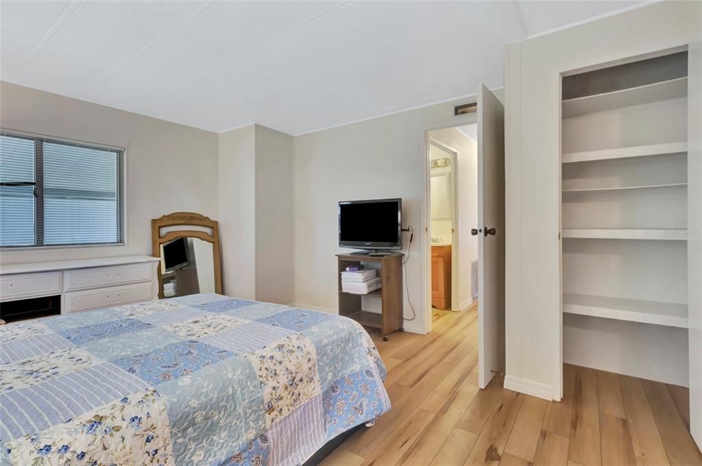 For Sale: $249,900 (2 beds, 2 baths, 1104 Square Feet)