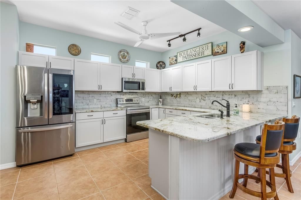 На продажу: $359,900 (3 спален, 2 ванн, 1832 Квадратных фут)