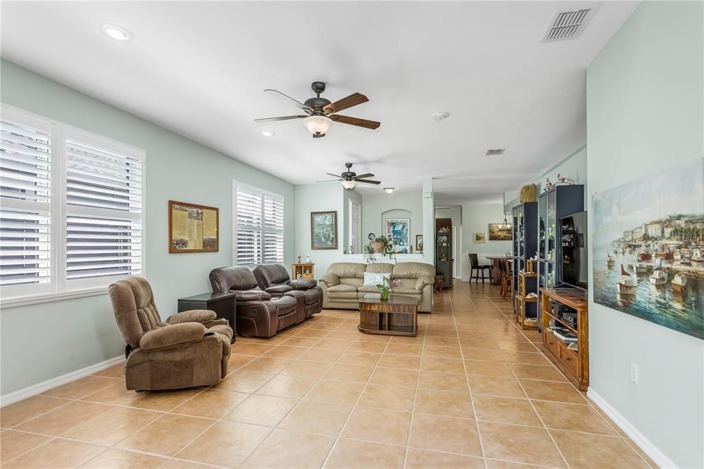 На продажу: $359,900 (3 спален, 2 ванн, 1832 Квадратных фут)