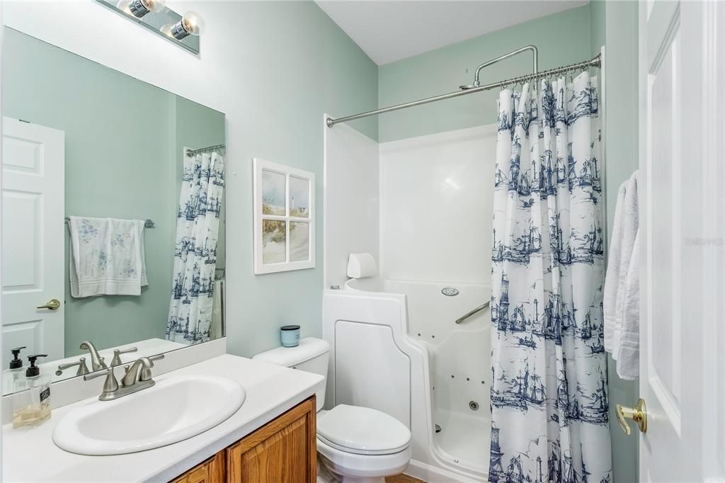 На продажу: $359,900 (3 спален, 2 ванн, 1832 Квадратных фут)