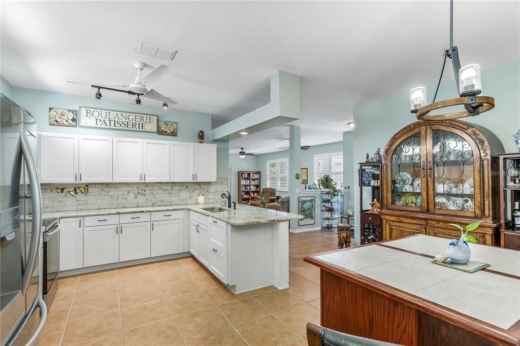 На продажу: $359,900 (3 спален, 2 ванн, 1832 Квадратных фут)