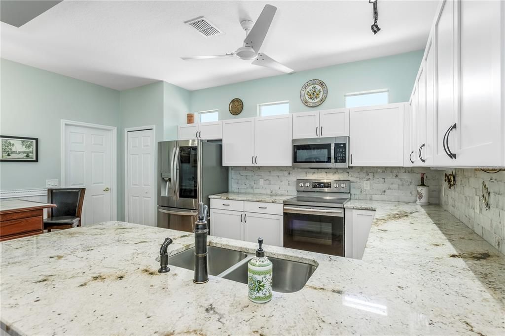 На продажу: $359,900 (3 спален, 2 ванн, 1832 Квадратных фут)