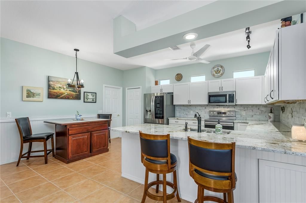 На продажу: $359,900 (3 спален, 2 ванн, 1832 Квадратных фут)