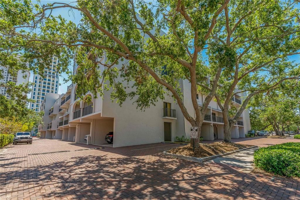 For Sale: $470,000 (2 beds, 1 baths, 1035 Square Feet)