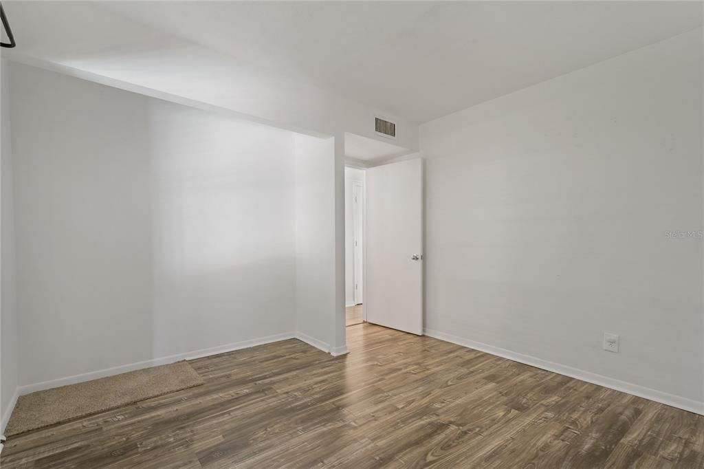 For Sale: $470,000 (2 beds, 1 baths, 1035 Square Feet)