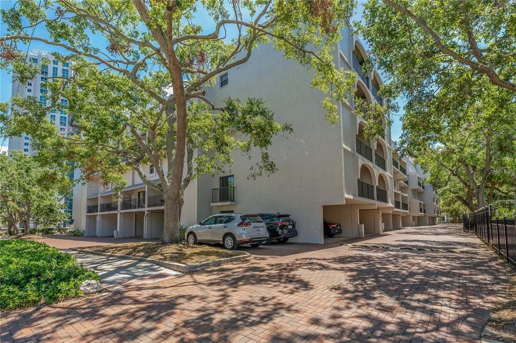 For Sale: $470,000 (2 beds, 1 baths, 1035 Square Feet)