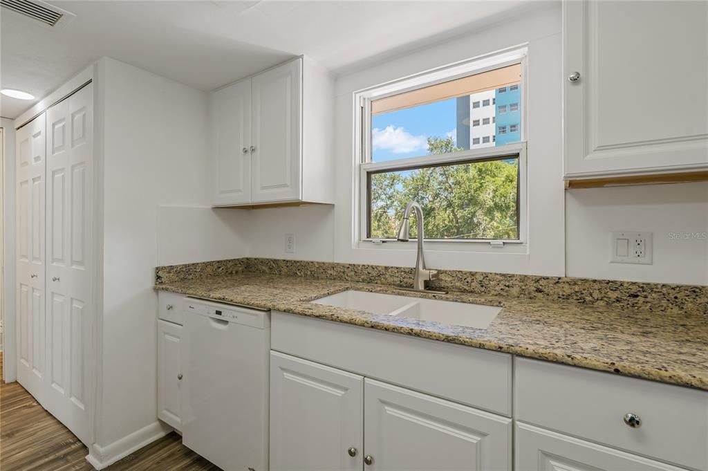 For Sale: $470,000 (2 beds, 1 baths, 1035 Square Feet)