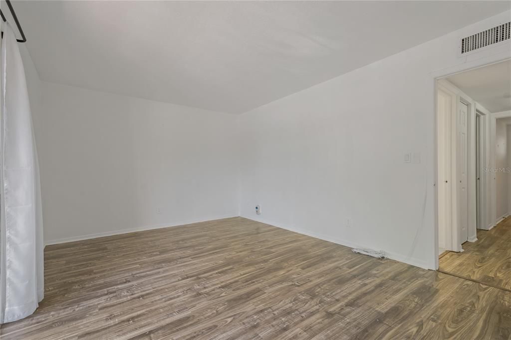 For Sale: $470,000 (2 beds, 1 baths, 1035 Square Feet)