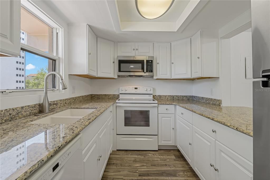 For Sale: $470,000 (2 beds, 1 baths, 1035 Square Feet)