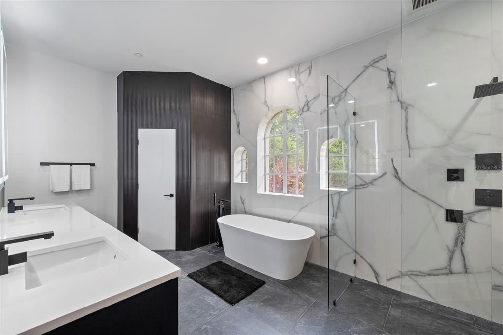 For Sale: $2,895,000 (5 beds, 5 baths, 5853 Square Feet)