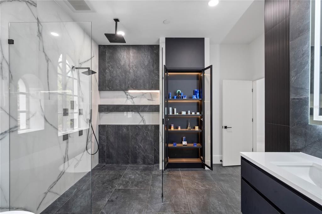 For Sale: $2,895,000 (5 beds, 5 baths, 5853 Square Feet)