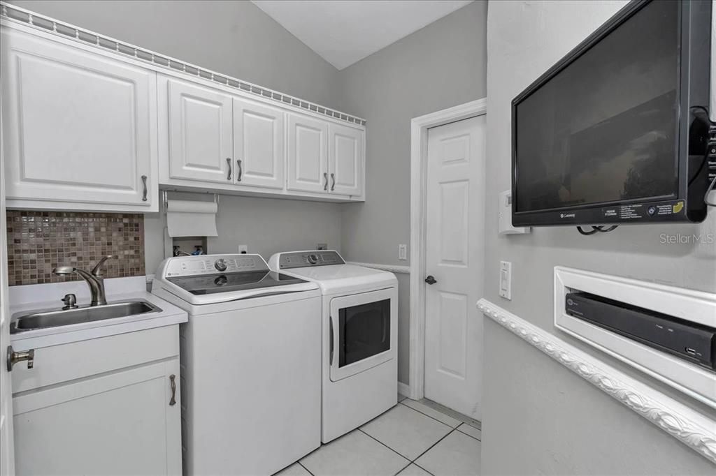 Active With Contract: $379,000 (3 beds, 2 baths, 1925 Square Feet)