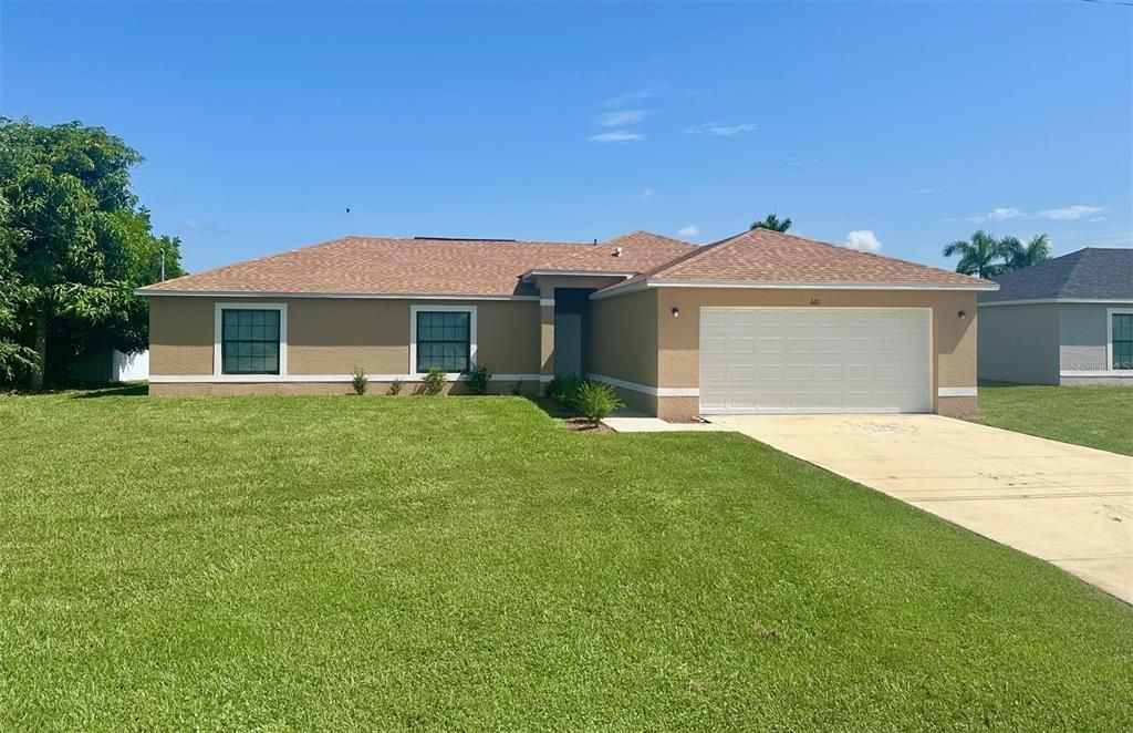 601 SE 2nd St, Cape Coral, FL 33990 - Front lawn and Garage