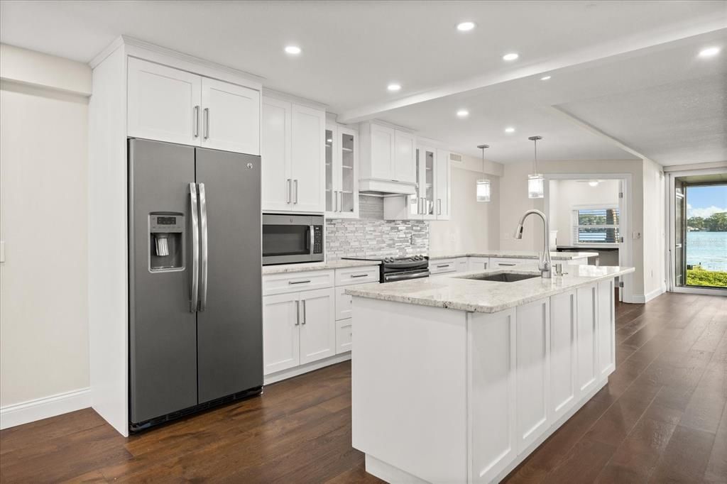 Под контрактом: $599,000 (2 спален, 2 ванн, 1718 Квадратных фут)