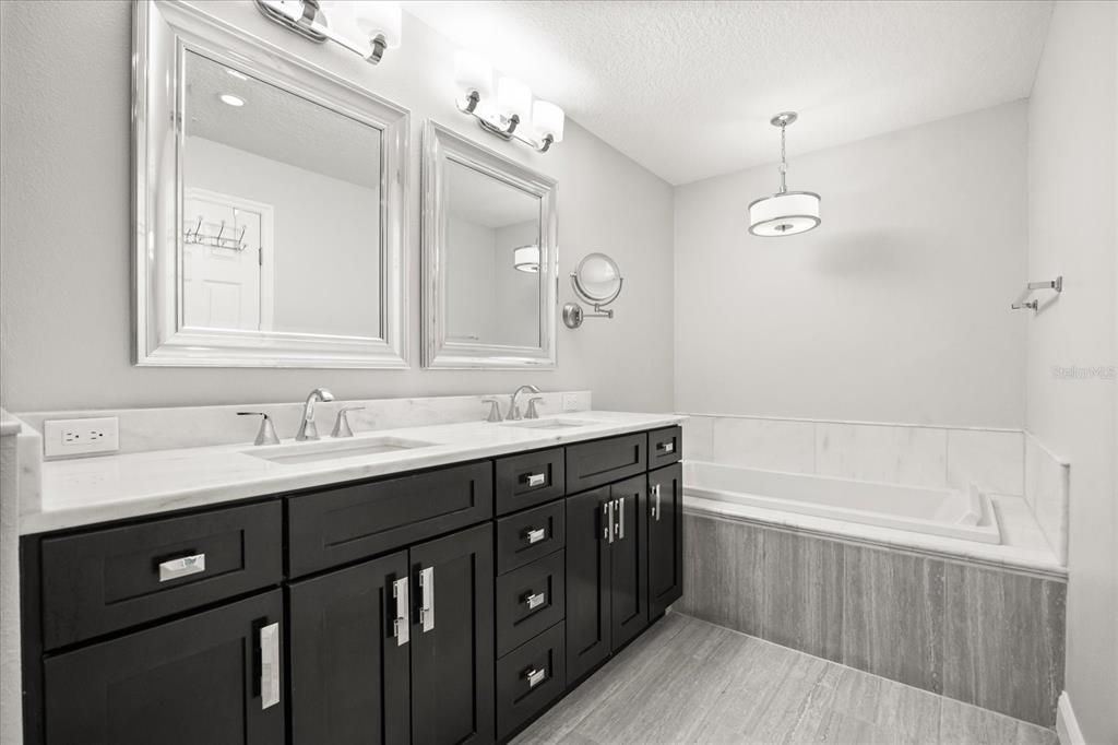 Под контрактом: $599,000 (2 спален, 2 ванн, 1718 Квадратных фут)