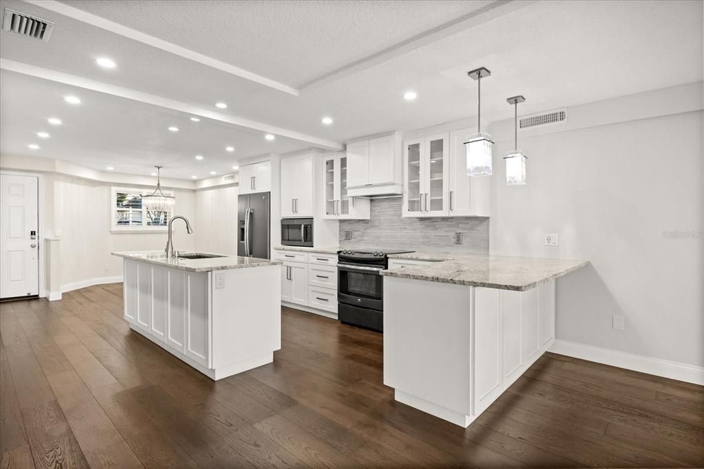 Под контрактом: $599,000 (2 спален, 2 ванн, 1718 Квадратных фут)