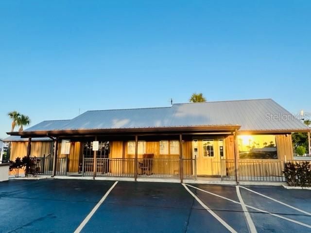 For Sale: $79,900 (1 beds, 2 baths, 739 Square Feet)