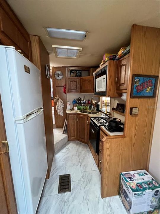 For Sale: $79,900 (1 beds, 2 baths, 739 Square Feet)