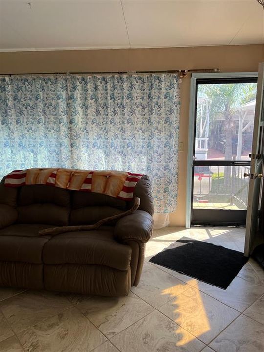 For Sale: $79,900 (1 beds, 2 baths, 739 Square Feet)