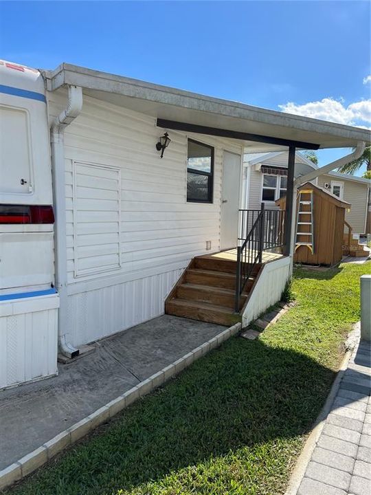 For Sale: $79,900 (1 beds, 2 baths, 739 Square Feet)