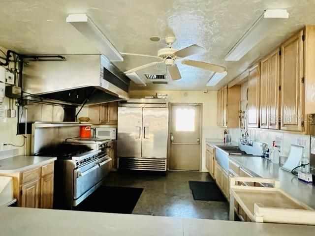 For Sale: $79,900 (1 beds, 2 baths, 739 Square Feet)