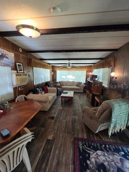 待售: $89,000 (2 贝兹, 1 浴室, 696 平方英尺)