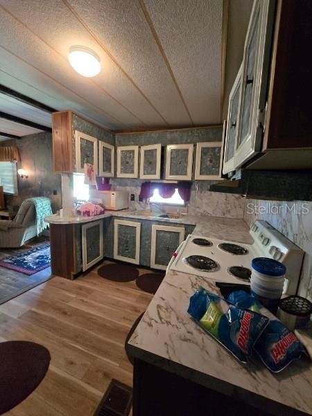 待售: $89,000 (2 贝兹, 1 浴室, 696 平方英尺)