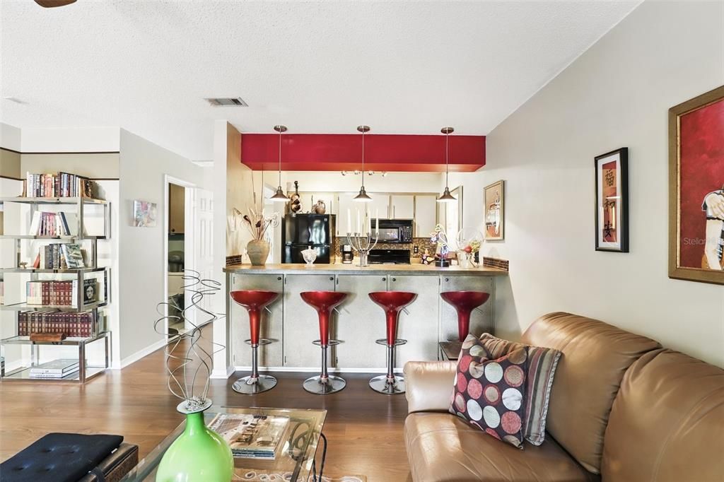 待售: $199,900 (2 贝兹, 2 浴室, 1225 平方英尺)