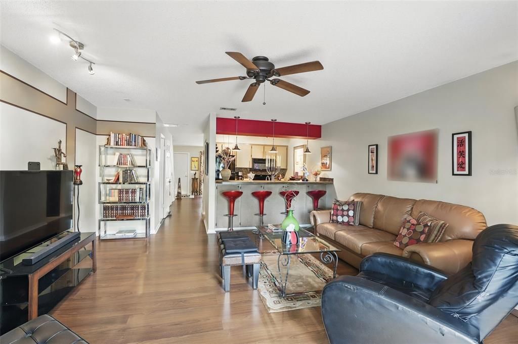 待售: $199,900 (2 贝兹, 2 浴室, 1225 平方英尺)